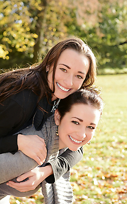 포토 JPG 해외이미지 나무 응시 공원 여자 행복 잎 2 가족 모션 자연 함께함 미소 웃음 두명 세로 초록색 청춘 노란색 검은색 우정 활발 기쁨 가을 자매 업기 언니 강렬 성인여자만 해외202004 해외포토 식물 시선 계절 공공시설 감정 컬러 컨셉 관계 표정 사람 친구 생태계 여자만 성인만 파일형식 이미지허브