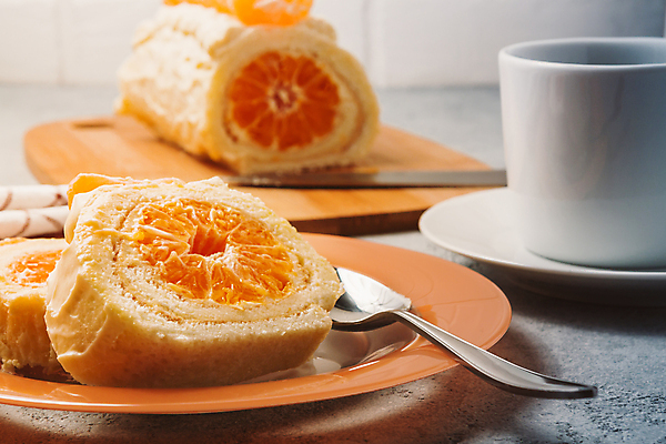 포토 JPG 해외이미지 단면 디저트 귤 실내 사람없음 롤케이크 해외202004 해외포토 음식 과일 내부 케이크 파일형식 이미지허브