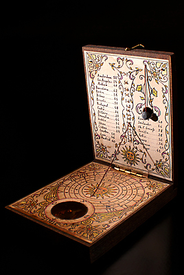 포토 JPG 해외이미지 접시 시계 표시 사람없음 빛 상자 햇빛 태양 반사 미니어처 수확 시간 클래식 나침반 휴대용 손목시계 네비게이션 오리엔테이션 해외202004 해외포토 자연요소 식기 컨셉 농업 장신구 모형 오브젝트 파일형식 이미지허브