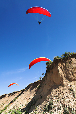 포토 JPG 해외이미지 주간 하늘 풍경 사람없음 야외 비행 낙하산 패러글라이딩 글라이더 해외202004 해외포토 자연요소 스포츠 파일형식 이미지허브