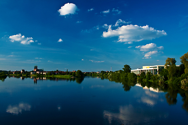 포토 JPG 해외이미지 구름 벽지 하늘 풍경 사람없음 야외 가로 물 빛 강 컬러풀 반사 자유 도시 센터 그림 광택 타운 폴란드 해외202004 해외포토 자연요소 유럽 컬러 컨셉 파일형식 이미지허브