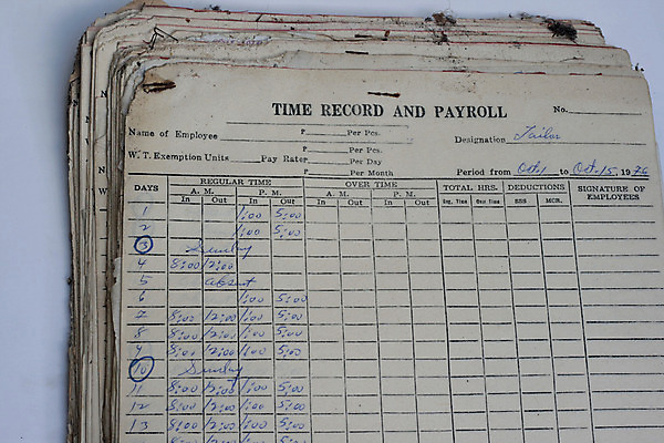 포토 JPG 해외이미지 종이 선반 사람없음 쌓기 정보 화물 기록 얼룩 캐비닛 부식 보고서 파일 폴더 먼지 해외202004 해외포토 가구 모션 운송업 사물함 파일형식 이미지허브