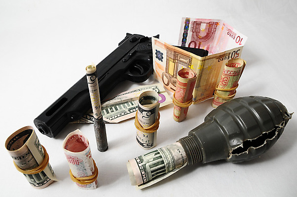 포토 JPG 해외이미지 손 무기 백그라운드 컨셉 지폐 돈 아이디어 사람없음 금융 빛 울타리 달러 장비 권총 껍질 흰색 위험 군용 전쟁 롤 총알 수류탄 고립 해외202004 해외포토 컬러 군대 신체부위 경제 담장 총 재산 파일형식 이미지허브