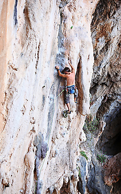 포토 JPG 해외이미지 주간 전신 남자 매달리기 한명 성인 야외 뒷모습 잡기 암벽 오르기 암벽등반 암벽등반가 성인남자한명만 해외202004 해외포토 자연요소 1 뷰포인트 모션 사람 등산 남자한명만 성인남자만 파일형식 이미지허브