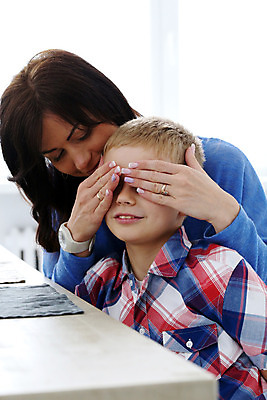 포토 JPG 해외이미지 라이프스타일 응시 행복 어린이 백그라운드 셔츠 장난 손가락 가족 탁자 엄마 아침 아파트 주택 건강 관리 사람 소년 두명 금발 놀람 식탁보 신선 반지 파마 플랫 아침식사 내추럴 돌봄 해외202004 해외포토 주간 헤어스타일 손 시선 남자 감정 가구 상의 장신구 관계 모션 표정 건물 생활 식사 파일형식 이미지허브