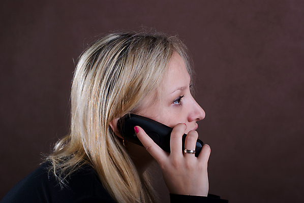 포토 JPG 해외이미지 직업 여자 행복 비즈니스 통신 종류 말하기 대화 한명 스마트폰 사무실 환경 업무 도움 센터 중개인 전화기 고객 직원 서비스 컨설턴트 상담 텔레마케팅 안내원 부름 통화 비서 온라인 운영자 지원 대리인 전경 해외202004 해외포토 1 감정 컨셉 모션 사람 풍경 핸드폰 스마트기기 작업 전문직 서비스업 파일형식 탑뷰 이미지허브