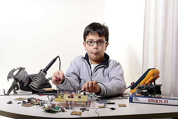 포토 JPG 해외이미지 백인 직업 학생 남자 행복 안경 어린이 생각 학교 상상 성공 미래 아이디어 한명 사람 전자제품 꿈 의사 흰색 도구 표현 엔지니어 선택 스마트 과학자 분석 경영자 비전 골 초보 패기 해외202004 해외포토 서양인 1 잡화 교육 감정 컬러 과학 컨셉 의료진 자신감 기술자 리더 학자 파일형식 이미지허브