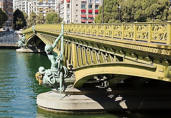 포토 JPG 해외이미지 나무 도로 조각 자동차 자연 사람없음 강 금속 프랑스 철 순환 제철소 해외202004 해외포토 식물 유럽 길 육상교통 교통시설 모션 재질 생태계 파일형식 이미지허브