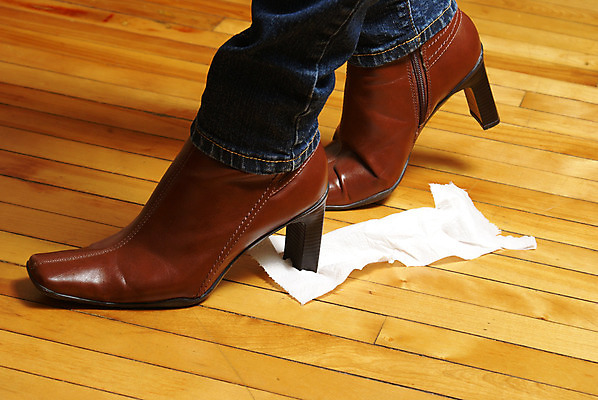 포토 JPG 해외이미지 여자 종이 신발 바지 바닥 부츠 실내 사람 사람없음 목재 위생용품 걷기 산책 욕실 청바지 체험 유머 당기기 닫기 위생 화장실 변기 추적 나쁜 변기통 재앙 해외202004 해외포토 나무 감정 생활용품 컨셉 재료 모션 하의 휴식 내부 파일형식 이미지허브