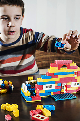 포토 JPG 해외이미지 교육 행복 어린이 백그라운드 장난 창문 놀이 탁자 벽돌 바닥 주택 한명 소년 건물 컬러풀 장난감 문 블록 유치원 게임 아기 작음 플라스틱 레고 개발 해외202004 해외포토 1 건축물 남자 감정 컬러 가구 재질 사람 크기 파일형식 이미지허브