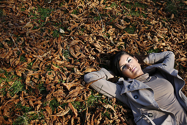 포토 JPG 해외이미지 나무 공원 여자 잎 자연 휴식 한명 사람 야외 청춘 기쁨 아내 해외202004 해외포토 식물 1 공공시설 감정 컨셉 생태계 파일형식 이미지허브