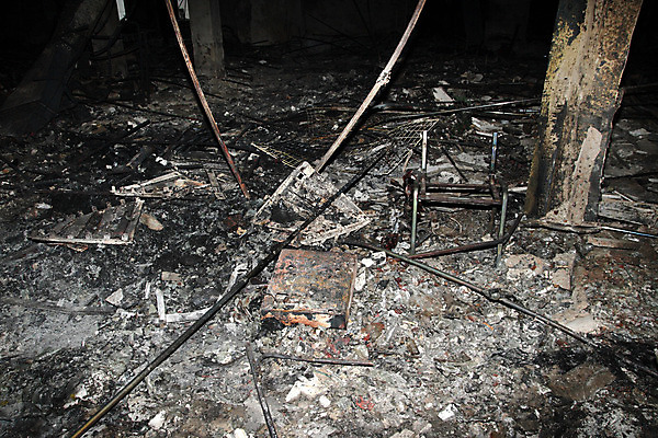 포토 JPG 해외이미지 유적 불 주택 실내 사람없음 검은색 손상 쓰레기 위험 쇼핑몰 버리기 숯 그런지 깨짐 썩음 옛날 재 화상 해외202004 해외포토 자연요소 전통 컬러 컨셉 모션 내부 건물 상처 파일형식 이미지허브