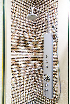 포토 JPG 해외이미지 벽 휴식 벽돌 사람없음 세로 물 목욕 욕실 고급 우아함 타일 묘사 샤워실 해외202004 해외포토 자연요소 컨셉 청결 샤워시설 파일형식 이미지허브