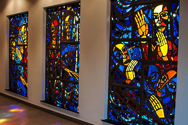 포토 JPG 해외이미지 유럽 기독교 종교 십자가 창문 유리 미술 사람없음 내부 빨간색 빛 컬러풀 교회 성경 골동품 기도 얼룩 예수 영혼 성자 심볼 문학 신성 복음 신앙심 옛날 판유리 해외202004 해외포토 나라 컬러 종교용품 종교건축 재질 문화예술 건물 신_종교 파일형식 이미지허브