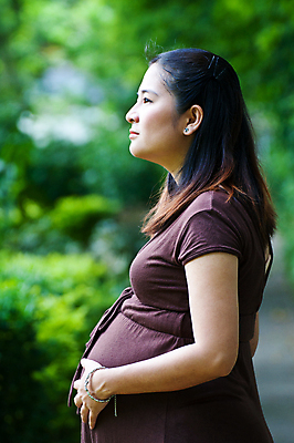 포토 JPG 해외이미지 여자 어린이 엄마 열쇠 한명 20대 금발 희망 임산부 임신 아기 기다림 큼 해외202004 해외포토 1 헤어스타일 감정 가족 모션 사람 청년 크기 파일형식 이미지허브