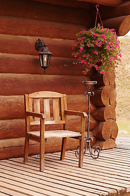 포토 JPG 해외이미지 전통 디자인 꽃 가구 의자 건축양식 자연 휴가 휴식 바닥 주택 사람없음 야외 건물 목재 장식 여름 발코니 재산 갑판 시골집 내추럴 야외의자 스타일 해외202004 해외포토 나무 식물 건축물 계절 건축 생활용품 컨셉 배_교통 재료 금융 생태계 파일형식 이미지허브