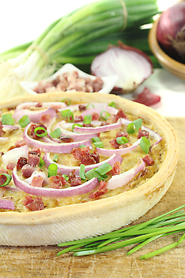 포토 JPG 해외이미지 전통 양파 사람없음 주방 식사 저녁식사 프랑스 시골 신선 굽기 허브 햄 반죽 베이컨 점심식사 전문 타르트 해외202004 해외포토 식물 유럽 빵 채소 육류 돼지고기 구이 파이_빵 파일형식 이미지허브