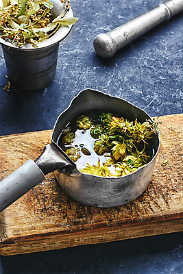 포토 JPG 해외이미지 실내 사람없음 국자 파란배경 아로마테라피 막자사발 나무받침 해외202004 홉 해외포토 식물 백그라운드 주방용품 내부 목재 파란색 사발 받침대 테라피 파일형식 이미지허브