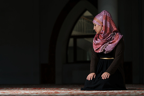 포토 JPG 해외이미지 전통 옷 여자 종교 흑백 관리 한명 내부 믿음 흰색 기도 의식 중앙 이슬람교 심볼 명상 모스크 신성 동쪽 묵주 라마단 숭배 신앙심 아랍어 해외202004 해외포토 1 감정 컬러 종교용품 촬영기법 사람 방향 파일형식 이미지허브