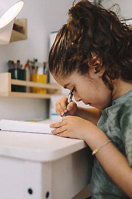 포토 JPG 해외이미지 여자 어린이 실내 한명 들기 상반신 옆모습 붓 그리기 집중 소녀한명만 해외202004 해외포토 1 뷰포인트 컨셉 모션 사람 내부 여자한명만 소녀만 파일형식 이미지허브