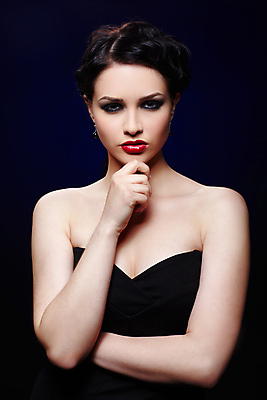 포토 JPG 해외이미지 백인 모델 헤어스타일 손 드레스 여자 유럽 얼굴 포즈 신체 갈색머리 건강 한명 사람 파란색 유행 화장품 흰색 신선 화려 우아함 피부 어깨 피부관리 돌봄 스타일 해외202004 해외포토 서양인 1 옷 나라 컬러 컨셉 모션 신체부위 뷰티 파일형식 이미지허브