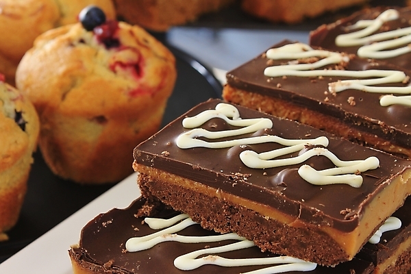 포토 JPG 해외이미지 음식 조각 부분 디저트 쟁반 종류 사람없음 쌓기 케이크 초콜릿 선택 달콤 굽기 푸딩 충동구매 브라우니 제빵사 해외202004 해외포토 직업 컨셉 모션 쇼핑 맛 구이 과소비 파일형식 이미지허브