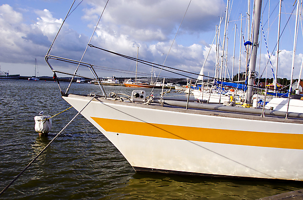 포토 JPG 해외이미지 라이프스타일 디자인 밧줄 스포츠 파도 바다 여행 요트 건축양식 자연 하늘 휴가 항해 사람없음 물 여름 파란색 노란색 항구 흰색 만 보트 고급 크루즈 오브젝트 속도 휴양지 방파제 모터 해외202004 해외포토 자연요소 계절 공공시설 건축 줄 컬러 컨셉 배_교통 교통시설 생활 장소 생태계 파일형식 이미지허브