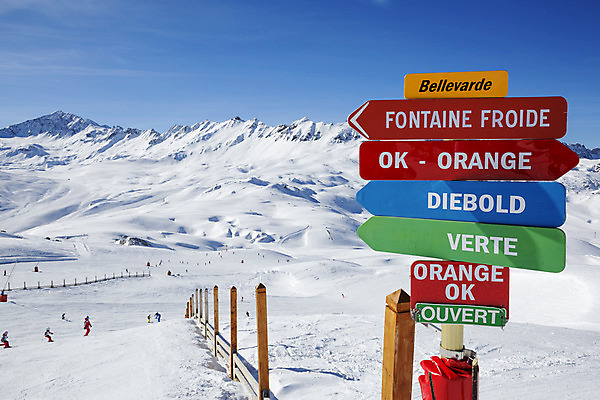 포토 JPG 해외이미지 계절 유럽 포스터 여행 겨울 자연 하늘 스키 산 광고판 풍경 경사 사람없음 야외 빨간색 파란색 달리기 계곡 프랑스 경계선 위험 휴양지 알프스 장면 지역 내추럴 선로 해외202004 해외포토 나라 선 컬러 컨셉 모션 겨울스포츠 알림판 장소 경계 생태계 판 파일형식 이미지허브