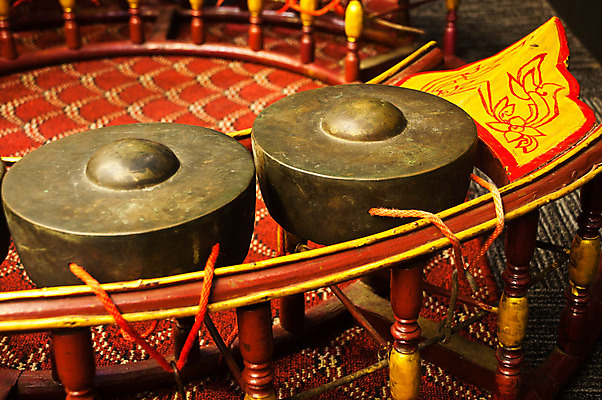 포토 JPG 해외이미지 전통 공원 교육 남자 행복 아시아 종교 음악 태국 놀이 기념 이야기 미술 동양인 풍경 여러명 사람없음 목재 빨간색 초록색 정원 교사 축제 소리 골동품 도구 영혼 보호 만족 대학교 북쪽 7월 뮤지컬 숭배 신앙심 옛날 해외202004 해외포토 나무 직업 공공시설 감정 나라 컬러 다수 컨셉 재료 학교 문화예술 사람 인종 날짜 방향 파일형식 이미지허브