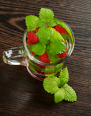 포토 JPG 해외이미지 열매 음료 잎 과일 재료 건강 사람없음 목재 컵 빨간색 초록색 물 빛 갈색 검은색 어둠 거품 추위 신선 칵테일 투명 민트 허브 상쾌 질감 향기 해외202004 해외포토 자연요소 나무 식물 식기 감정 컬러 주류 냄새 파일형식 이미지허브