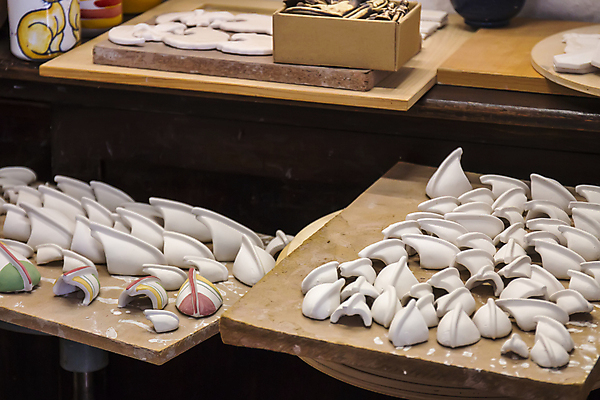 포토 JPG 해외이미지 전통 사람없음 장식 업무 도자기 작업실 포르투갈 오브젝트 기념품 점토 장인 수공예 진행 솜씨 해외202004 해외포토 유럽 작업 공예 파일형식 이미지허브