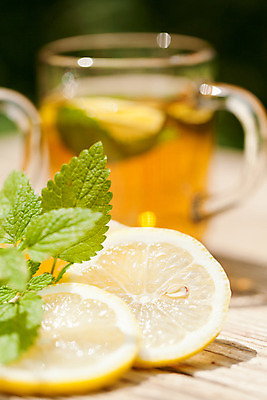 포토 JPG 해외이미지 조각 잎 단면 사람없음 컵 노란색 달콤 레몬 민트 상쾌 나무바닥 슬라이스 해외202004 해외포토 식물 식기 감정 컬러 과일 바닥 맛 허브 파일형식 이미지허브