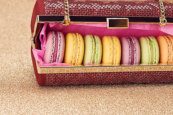 포토 JPG 해외이미지 백그라운드 컨셉 디저트 선물 미술 사람없음 빨간색 빛 컬러풀 파티 유행 핸드백 수확 황금 고급 우아함 달콤 보케 마카롱 프랑스어 특별함 스타일 파리(프랑스) 해외202004 해외포토 문자 음식 컬러 농업 가방 문화예술 이벤트 맛 파일형식 이미지허브