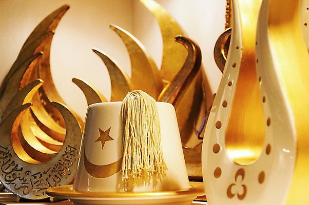 포토 JPG 해외이미지 전통 접시 디자인 여행 목걸이 캘리그라피 이스탄불 선물 미술 사람없음 장식 상점 활발 달 기도 도자기 시장 클래식 초승달 이슬람교 오브젝트 기념품 칠면조 수공예 백자 아랍어 옛날 제국 콘스탄티노플 핸드메이드 스타일 해외202004 튀르키예 해외포토 자연요소 식기 아시아 종교 컨셉 장신구 조류 문화예술 공예 파일형식 이미지허브