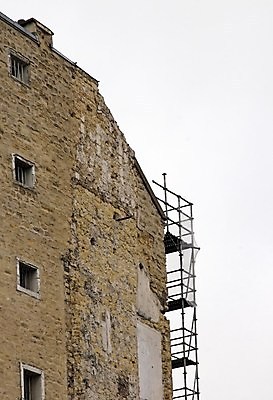 포토 JPG 해외이미지 벽 사다리 창문 주택 사람없음 덮개 수리 발판 석고 해외202004 해외포토 건물 뚜껑 도구 파일형식 이미지허브