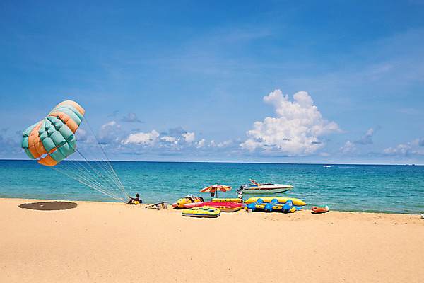 포토 JPG 해외이미지 행복 모래 스포츠 파도 바다 여행 가구 의자 장신구 공 태국 하늘 휴가 휴식 해변 사람없음 야외 파란색 모래사장 노란색 맑음 수영 게임 반지 황금 지중해 속도 풍선 모터 터키석 푸켓 해외202004 해외포토 감정 아시아 컬러 생활용품 컨셉 놀이 날씨 수상스포츠 보석 파일형식 이미지허브