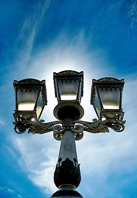 포토 JPG 해외이미지 구름 전통 디자인 실루엣 백그라운드 가로등 건축양식 유리 하늘 조명 거리 미술 사람없음 야외 장식 파란색 빛 금속 검은색 일몰 수확 등불 램프 도시 화려 오브젝트 복고 타운 옛날 스타일 해외202004 해외포토 자연요소 공공시설 건축 컬러 컨셉 농업 재질 문화예술 촬영기법 노을 파일형식 이미지허브