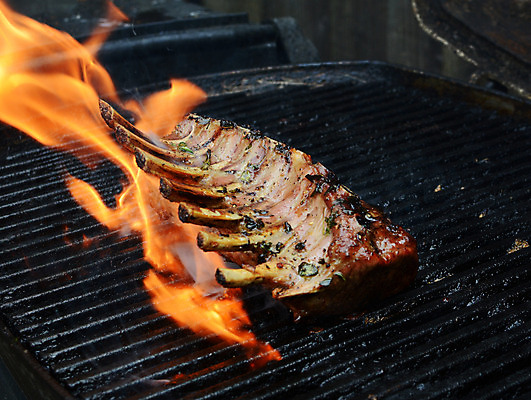 포토 JPG 해외이미지 음식 불 뼈 육류 돼지고기 요리 사람없음 뜨거움 그릴 바비큐 자르기 굽기 양고기 신발장 해외202004 해외포토 자연요소 식재료 모션 주방용품 구이 파일형식 이미지허브