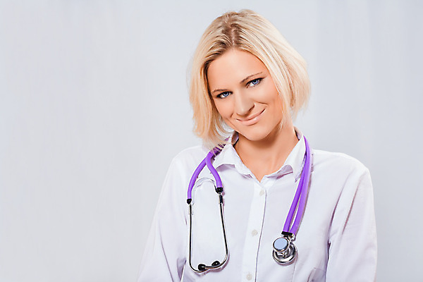 포토 JPG 해외이미지 스튜디오촬영 백인 직업 응시 여자 행복 과학 백그라운드 청진기 노동자 건강 한명 서기 미소 사람 성인 30대 파란색 금발 약 우주 믿음 의사 흰색 기구 작업 허리 돌봄 인원 유일 표현성 해외202004 해외포토 서양인 1 헤어스타일 시선 감정 컬러 의학 의료기기 모션 실내 표정 신체부위 장년 의료진 파일형식 이미지허브