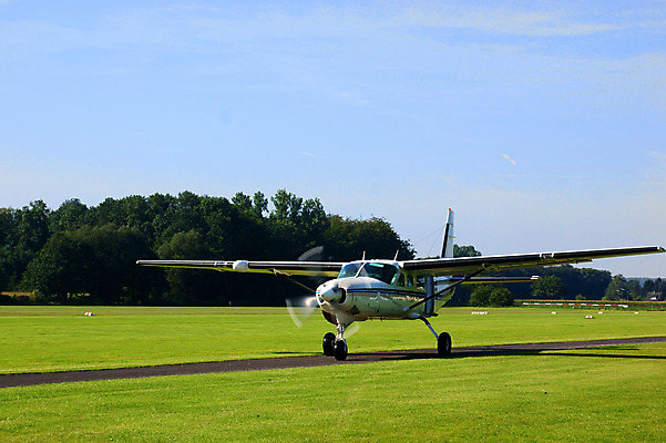 포토 JPG 해외이미지 교통시설 하늘 비행기 사람없음 공항 작음 항공 프로펠러 엔진 대패 착륙 카라반 해외202004 해외포토 교통 항공교통 대중교통 크기 시설 캠핑카 파일형식 이미지허브