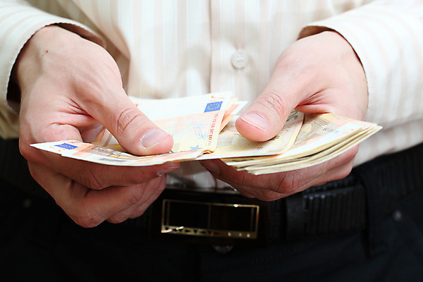 포토 JPG 해외이미지 백인 1 손 남자 유럽 종이 돈 비즈니스 손가락 성공 독일 사람 정장 성인 사람없음 가로 금융 판매 저축 엄지손가락 유로 잡기 비즈니스맨 그룹 재산 도박 구매 심볼 속도 기회 투자 결제 슛 통과 해외202004 해외포토 서양인 옷 나라 컨셉 모션 신체부위 경제 쇼핑 직장인 파일형식 이미지허브