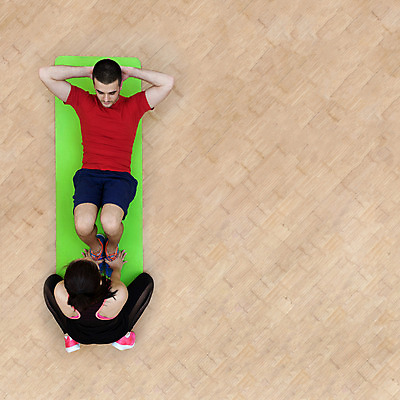 포토 JPG 해외이미지 1 라이프스타일 웰빙 커플 남자 스포츠 운동화 신체 요가 바닥 실내 건강 사람 두명 운동 매트 정상 체육관 머리위 거짓말 복근 파케트 해외202004 해외포토 신발 관계 근육 내부 생활 파일형식 이미지허브