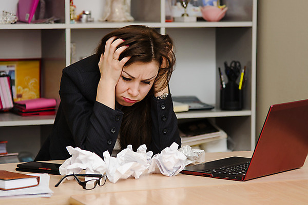 포토 JPG 해외이미지 응시 종이 비즈니스 피곤 한명 상반신 옆모습 노트북 사무실 머리 슬픔 분노 잡기 업무 책상 구김 우울감 우울증 위기 종이뭉치 성인여자한명만 해외202004 해외포토 1 시선 감정 뷰포인트 가구 컨셉 모션 사람 신체부위 전자제품 작업 질병 뭉치 여자한명만 성인여자만 파일형식 이미지허브