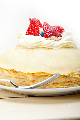 포토 JPG 해외이미지 접시 포크 딸기 사람없음 케이크 달콤 생크림 블루베리 나무탁자 크레이프 해외202004 해외포토 식기 과일 탁자 디저트 맛 크림 파일형식 이미지허브