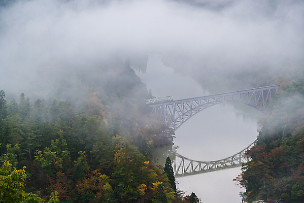 포토 JPG 해외이미지 나무 계절 여행 백그라운드 컨셉 잎 자연 하늘 휴가 산 풍경 사람없음 야외 빨간색 초록색 물 강 컬러풀 반사 노란색 골짜기 일본 기차 안개 가을 흰색 숲 해외202004 해외포토 자연요소 식물 아시아 육상교통 컬러 날씨 대중교통 생태계 파일형식 이미지허브