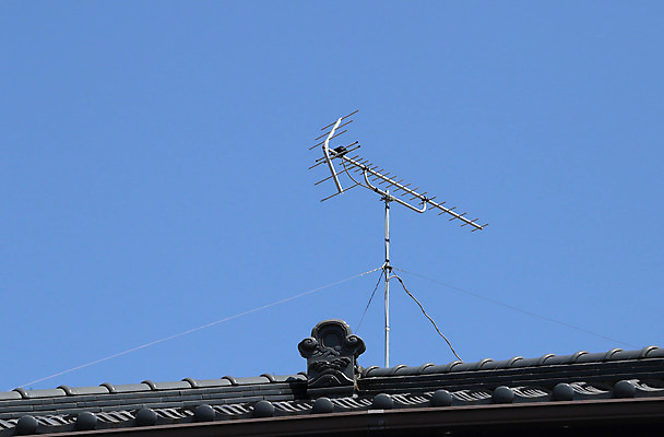 포토 JPG 해외이미지 구름 선 통신 하늘 지붕 주택 안테나 사람없음 야외 파란색 우주 금속 디지털 일본 텔레비전 기계 장비 인공위성 과학기술 도시 옥상 무선전화기 수화기 라디오 신호 전자 방송 전염 옛날 접수 채널 스타일 해외202004 해외포토 자연요소 아시아 컬러 재질 기술 건물 전자제품 질병 전화기 감염 파일형식 이미지허브