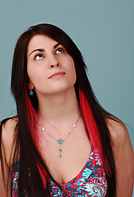 포토 JPG 해외이미지 백인 긴머리 여자 분홍색 갈색머리 한명 파란색 흰색 해외202004 해외포토 서양인 1 헤어스타일 컬러 사람 파일형식 이미지허브