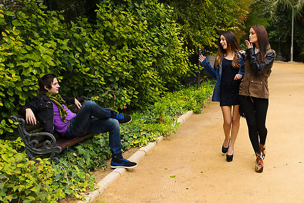 포토 JPG 해외이미지 백인 라이프스타일 공원 여자 남자 벤치 장난 놀이 3 사람 앉기 여러명 20대 성인 야외 가로 친구 걷기 유혹 해외202004 해외포토 서양인 공공시설 다수 컨셉 의자 관계 모션 청년 생활 파일형식 이미지허브