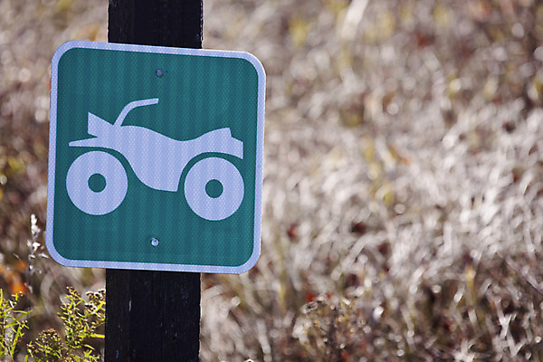 포토 JPG 해외이미지 스포츠 교통시설 사람없음 야외 가을 승차 사인 도로표지판 경고문 해외202004 해외포토 계절 도로 교통 모션 경고 표지판 시설 파일형식 이미지허브