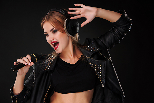 포토 JPG 해외이미지 백인 1 여자 행복 얼굴 음악 백그라운드 노래 한명 사람 성인 유행 검은색 헤드폰 소리 연주자 음악가 가수 수확 표현 잡기 오픈 입 마이크 오디오 시끄러움 목소리 노래방 팝 스타일 해외202004 해외포토 서양인 직업 감정 컬러 음향기기 농업 모션 문화예술 신체부위 전자제품 파일형식 이미지허브